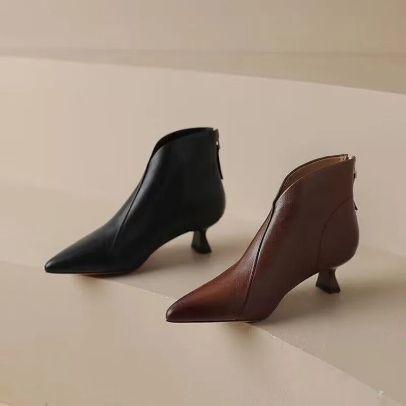 Bota Feminina de Couro e Cano Curto Milla